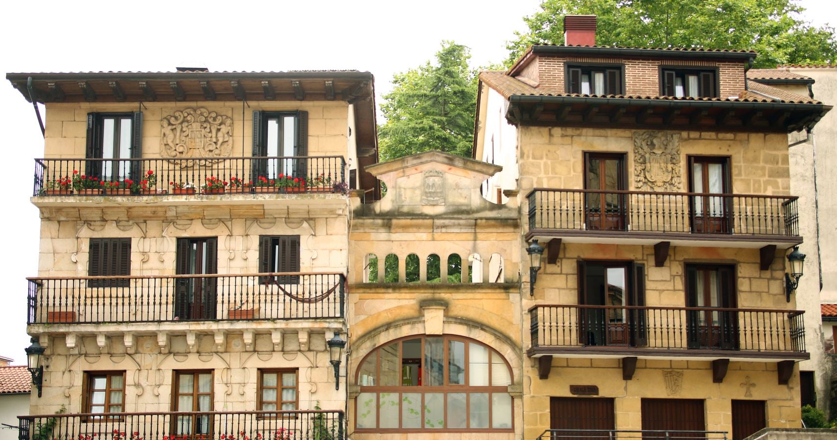 La localidad más pequeña de la comarca, ubicada entre el mar y la montaña, presume de un casco histórico de gran valor artístico y arquitectónico muy bien conservado. 