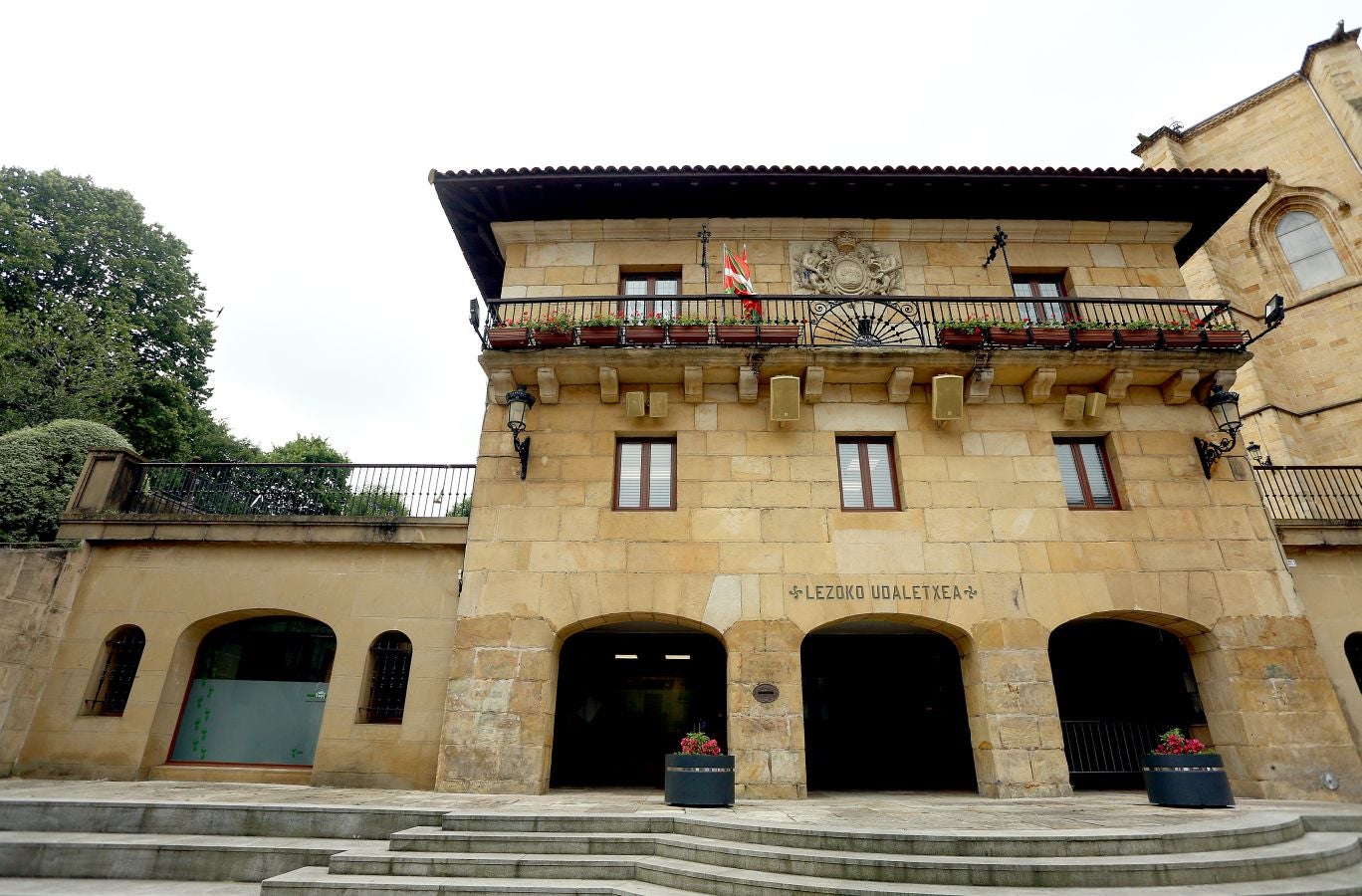 La localidad más pequeña de la comarca, ubicada entre el mar y la montaña, presume de un casco histórico de gran valor artístico y arquitectónico muy bien conservado. 