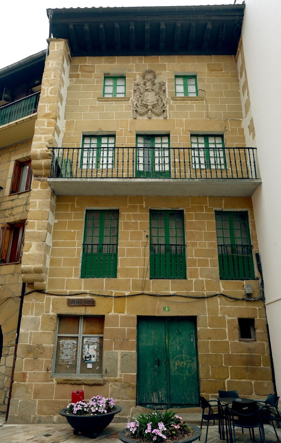 La localidad más pequeña de la comarca, ubicada entre el mar y la montaña, presume de un casco histórico de gran valor artístico y arquitectónico muy bien conservado. 