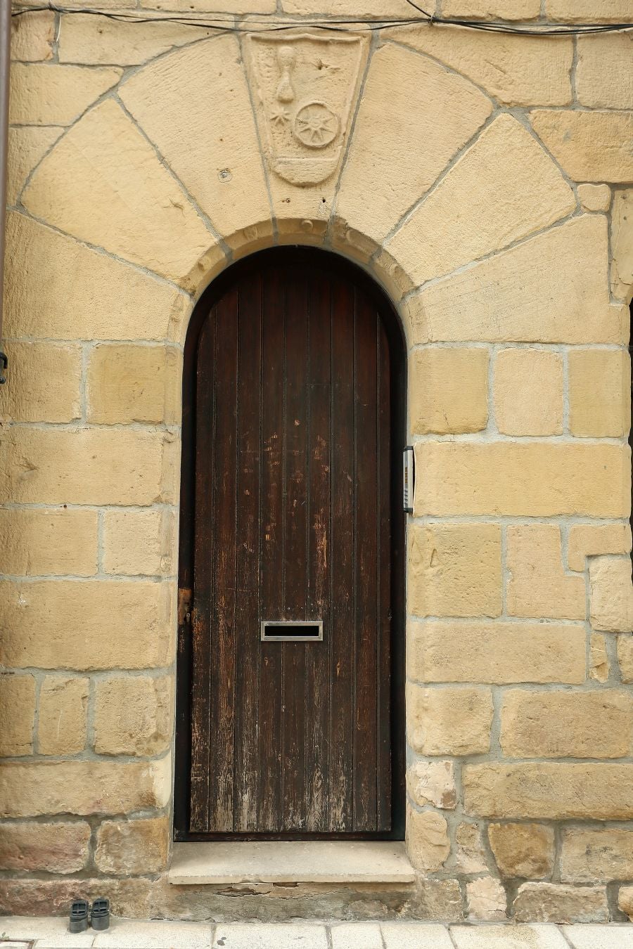La localidad más pequeña de la comarca, ubicada entre el mar y la montaña, presume de un casco histórico de gran valor artístico y arquitectónico muy bien conservado. 