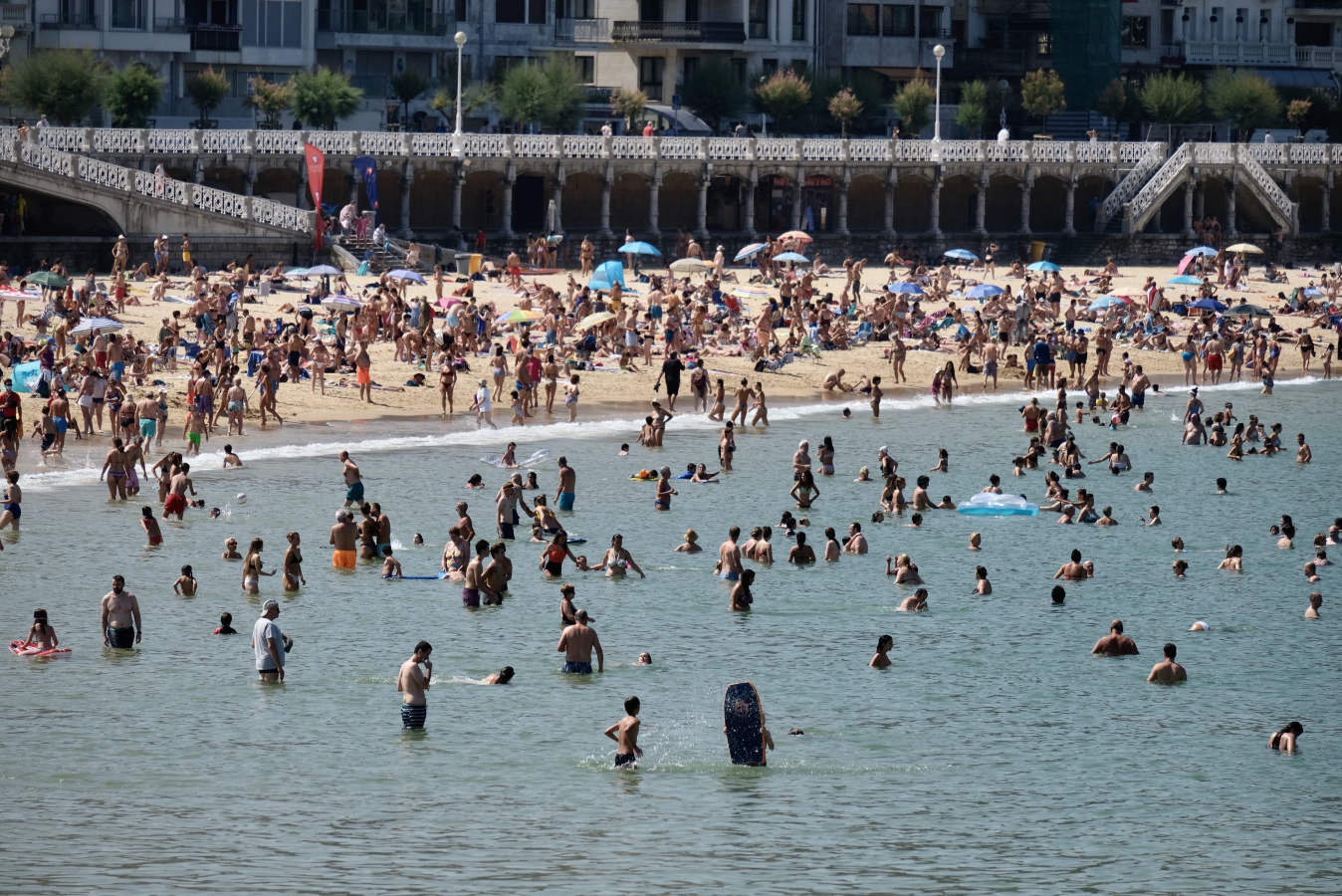En algunas partes del territorio los termómetros han superado los treinta grados. Aemet eleva a roja la alarma por las altas temperaturas