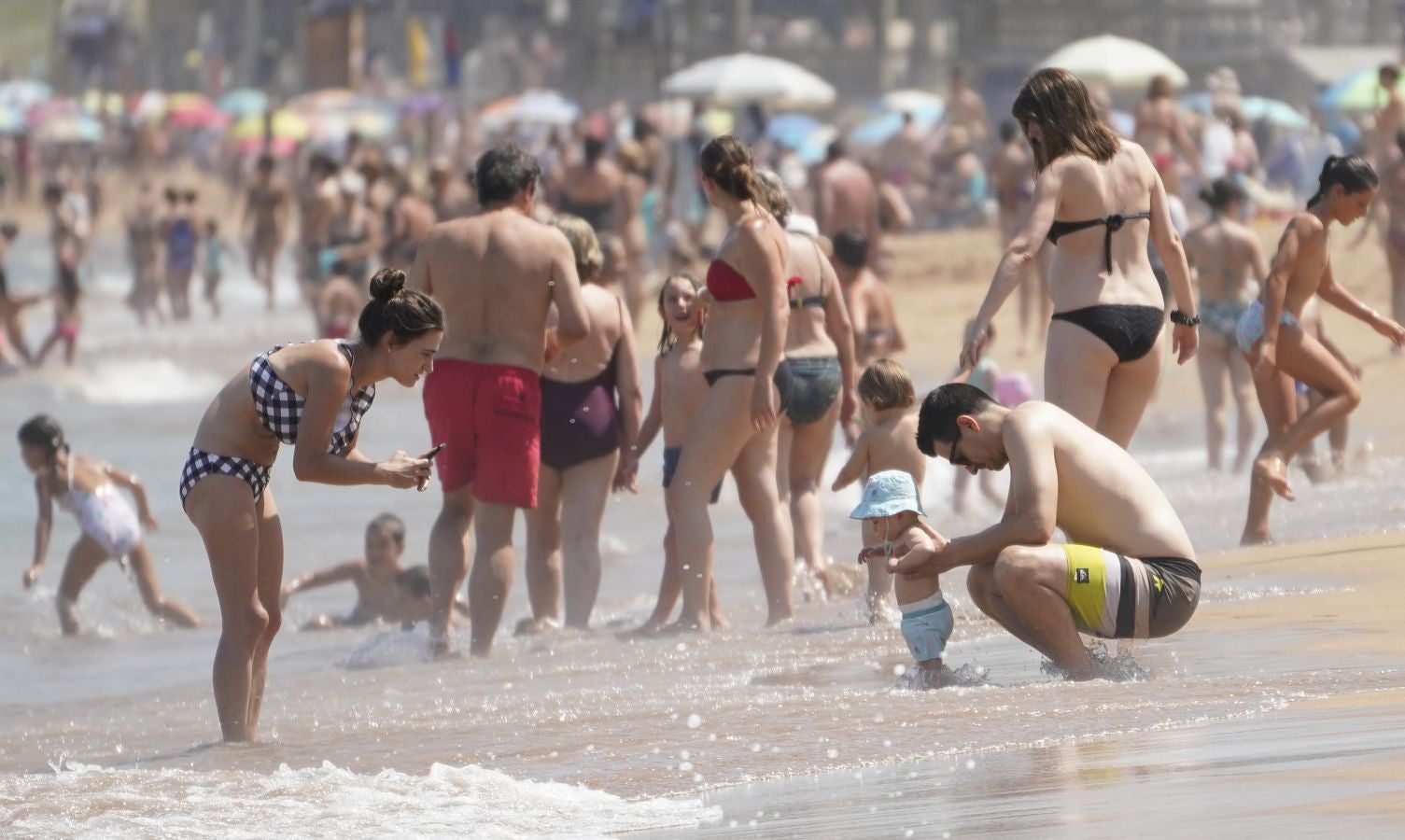 En algunas partes del territorio los termómetros han superado los treinta grados. Aemet eleva a roja la alarma por las altas temperaturas