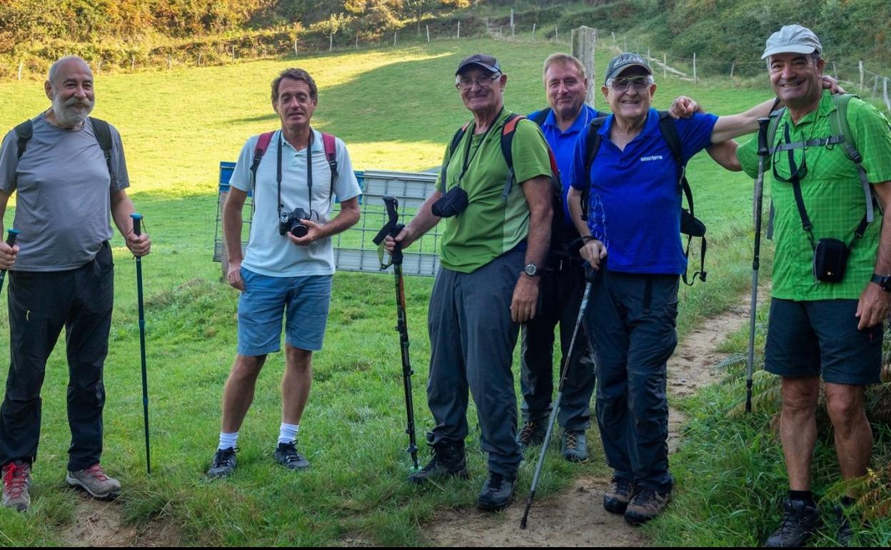 El grupo de amigos, en una salida para localizar algunas de las flores más bellas y curiosas que brotan en nuestros montes. 