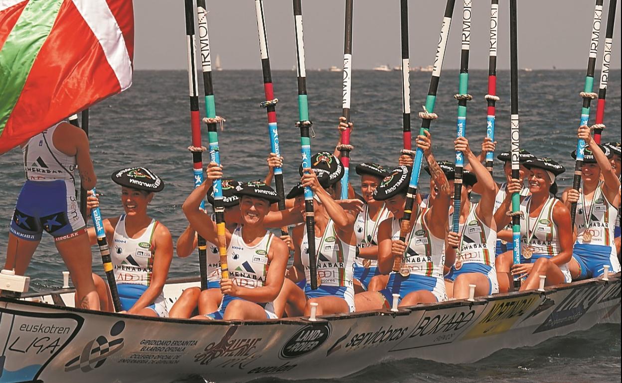 La tripulación de Donostiarra-Lacturale alza los remos tras su victoria en Lekeitio. 