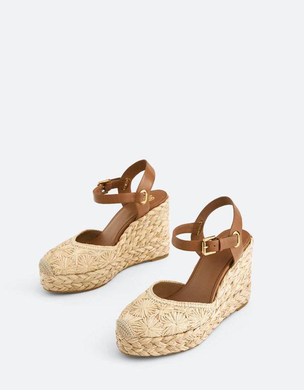 Cuñas de rafia trenzada, 99 euros.