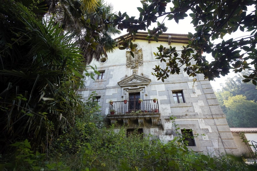 Ambas localidades de Tolosaldea se sitúan a un lado u otro de este monte habitada hace miles de años según los restos arqueológicos hallados. 