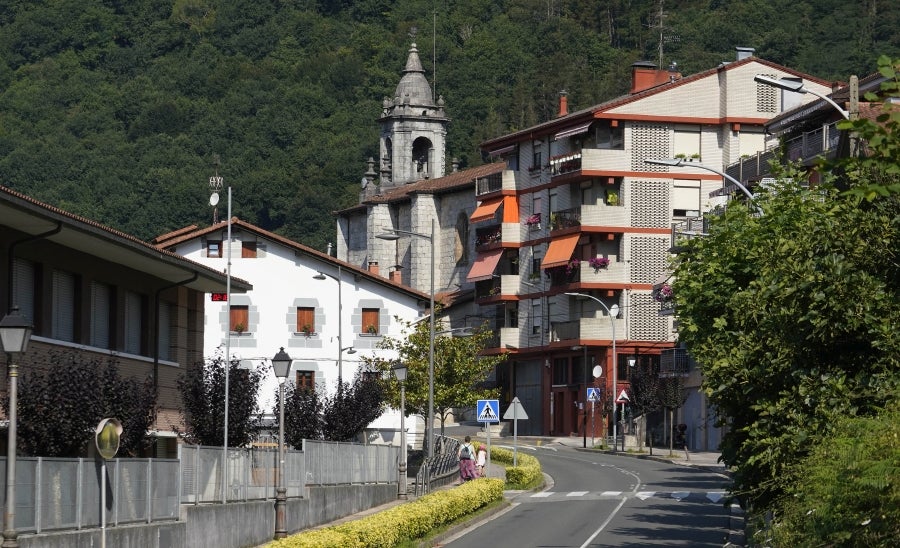 Ambas localidades de Tolosaldea se sitúan a un lado u otro de este monte habitada hace miles de años según los restos arqueológicos hallados. 