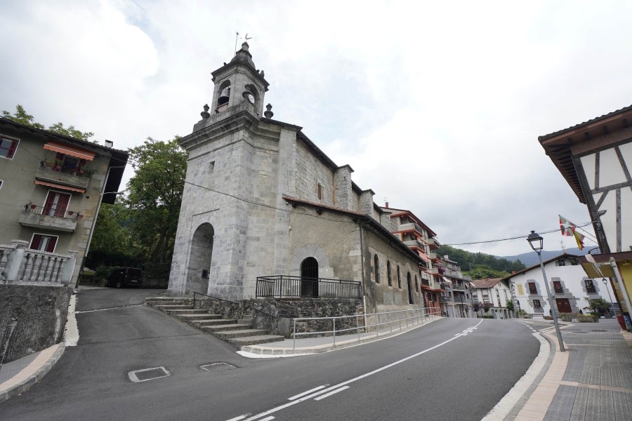 Ambas localidades de Tolosaldea se sitúan a un lado u otro de este monte habitada hace miles de años según los restos arqueológicos hallados. 