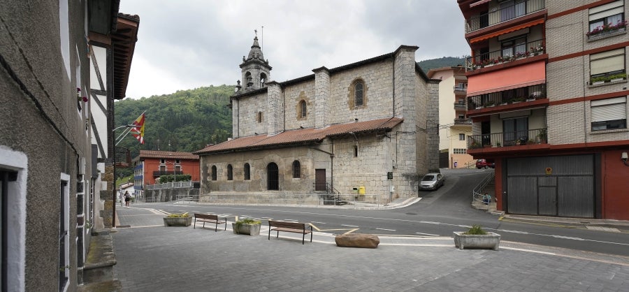 Ambas localidades de Tolosaldea se sitúan a un lado u otro de este monte habitada hace miles de años según los restos arqueológicos hallados. 