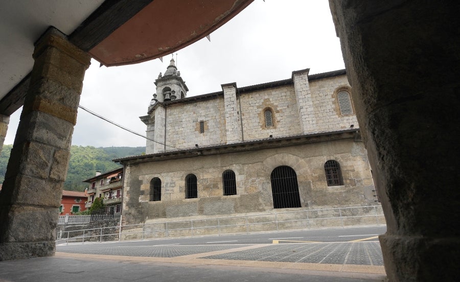 Ambas localidades de Tolosaldea se sitúan a un lado u otro de este monte habitada hace miles de años según los restos arqueológicos hallados. 