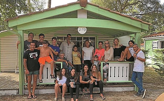 Eneko Goia, durante el año pasado, disfrutando en un camping de Las Landas con familiares y amigos.