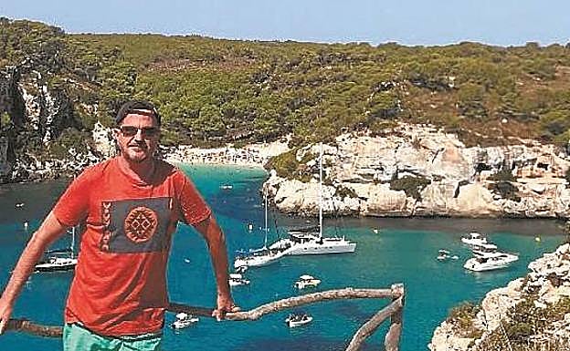 Carlos Iturgaiz, en la Cala Macarella, en Menorca, donde suele veranear con la familia.