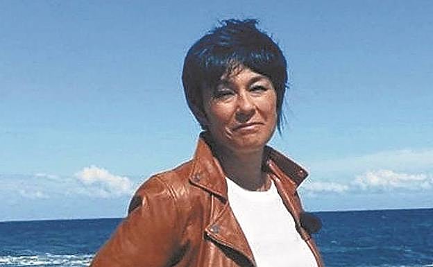 Maddalen Iriarte posa en el Peine del Viento durante un paseo por Ondarreta, en la capital donostiarra.