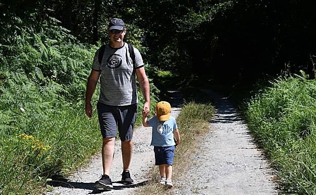 Markel Olano practica senderismo por la zona de Jaizkibel junto a su hijo Peru.