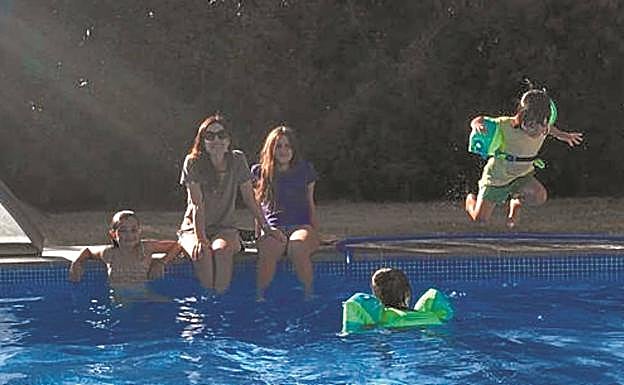 Bakartxo Tejeria refrescándose en la piscina de su casa de Ollauri junto a sus hijos.