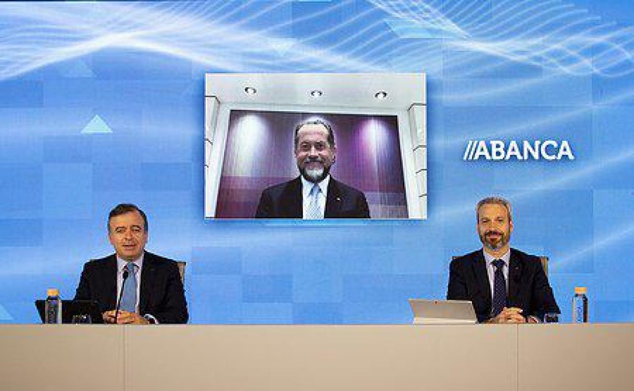 Francisco Botas, Juan Carlos Escotet y Alberto de Francisco, ayer durante la videoconferencia.