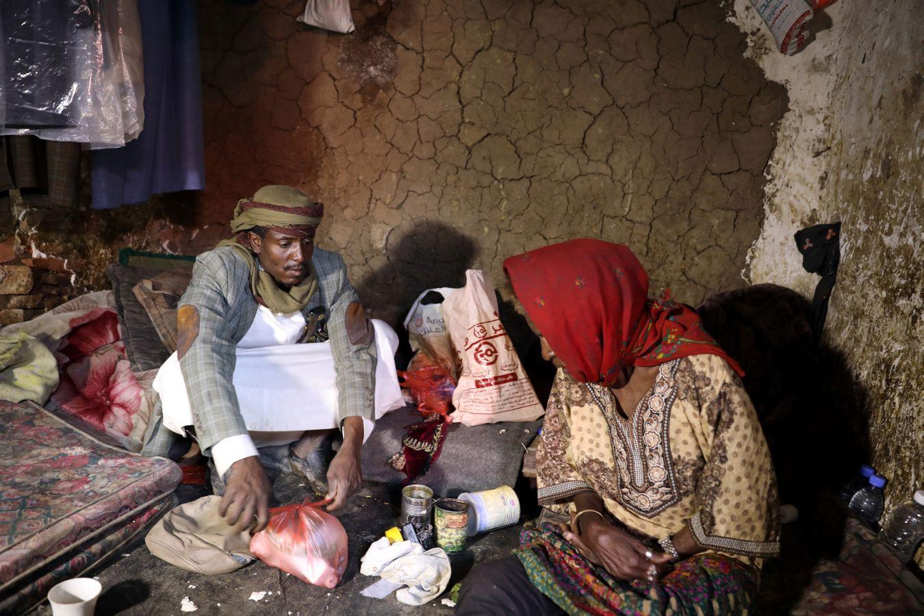 Yemen, uno de los países árabes más pobres del mundo, lleva ya cinco años sumido en una guerra civil que comenzó como consecuencia del golpe de Estado sufrido en 2014 contra el presidente Al-Hadique. Las dos partes enfrentadas, por un lado, los separatistas del sur y fuerzas leales al gobierno de Al-Hadi, y, por otro, el bando de los hutíes y fuerzas leales al expresidente Salé. Como en cualquier conflicto bélico, la población es la que sale perdiendo. Recorremos la comunidad de Muhamasheen donde la hambruna y la pobreza son dos constantes. 