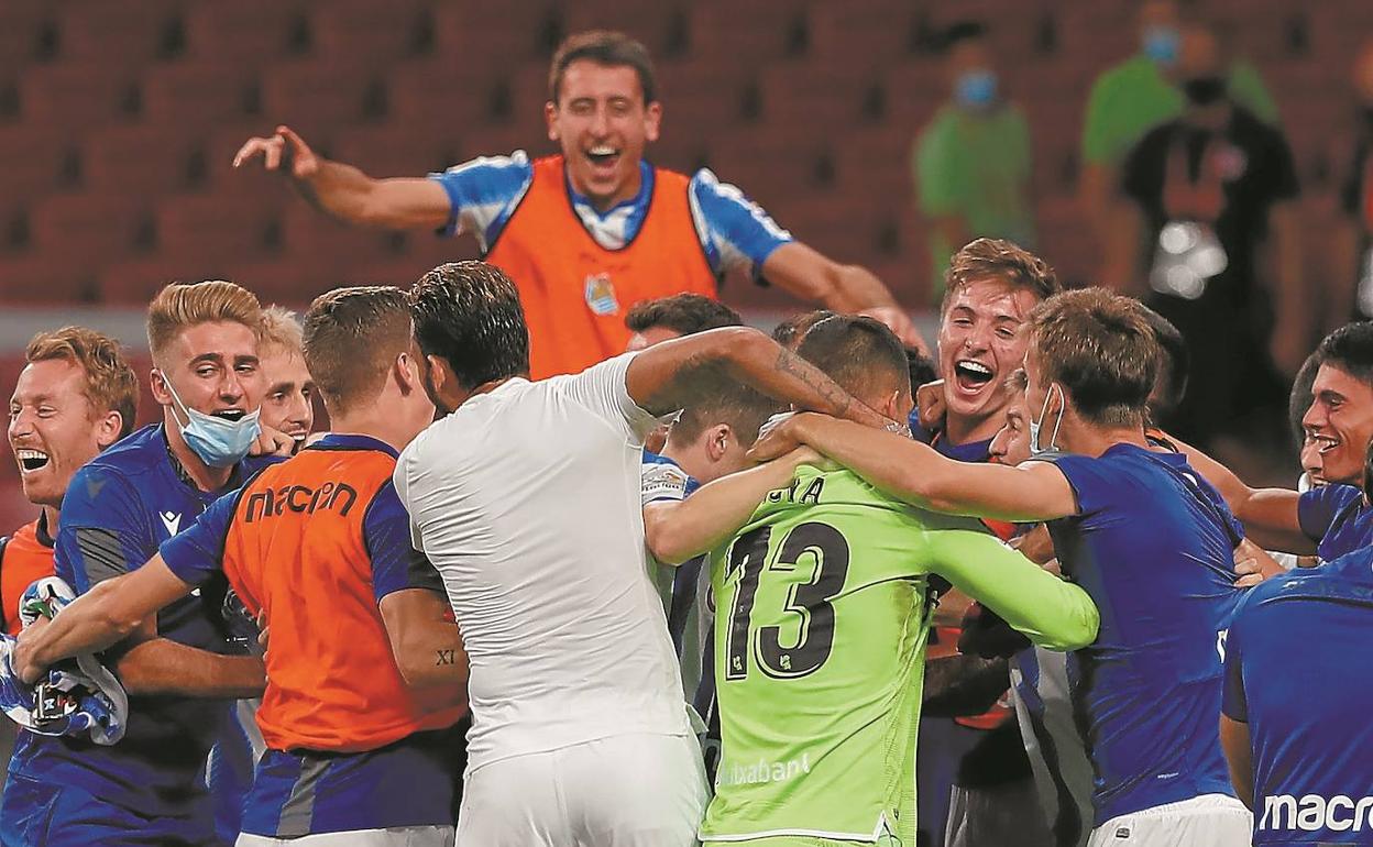 La alegría de la plantilla realista tras conseguir el pase a la fase de grupos de la Europa League ante el Atlético. 