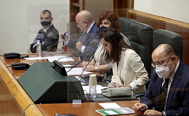 Bakartxo Tejeria durante la sesión de constitución del Parlamento Vasco. EFE
