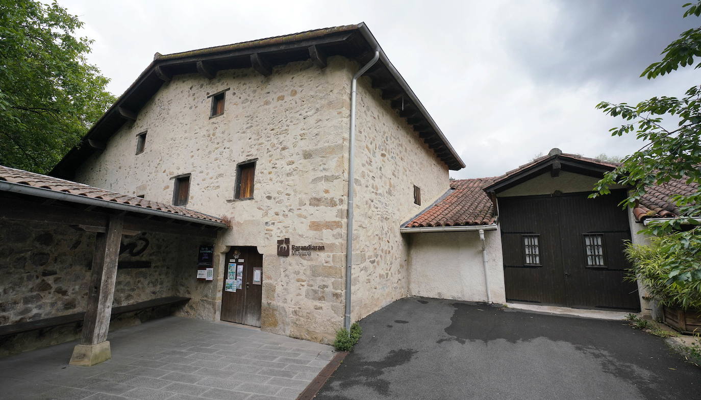 Ataun. El pueblo más largo de Gipuzkoa es cuna de José Miguel Barandiaran; sus montes, cuevas y dólmenes han inspirado numerosas leyendas de la mitología vasca.