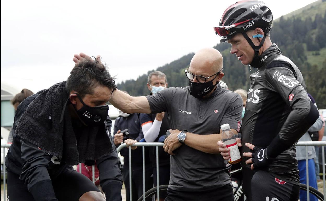 Bernal, felicitado por Brailsford en presencia de Froome.