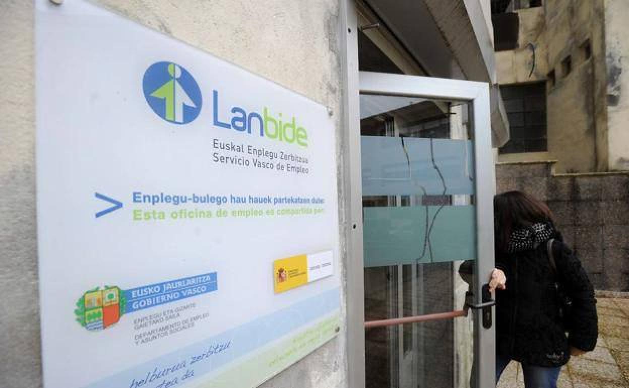 Una mujer entra en una oficina de Lanbide. 