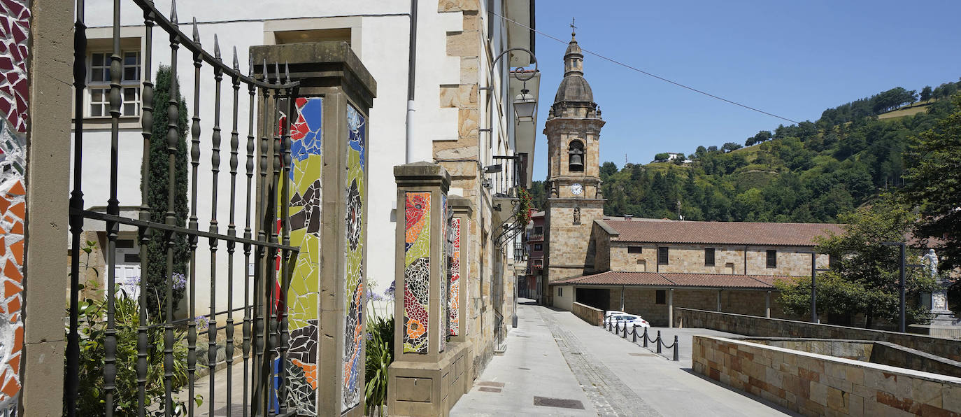 Urretxu. A orillas del río Urola y bajo el abrigo del monte Irimo, vio nacer al bardo José María Iparraguirre, cuya estatua preside la plaza principal de la localidad 