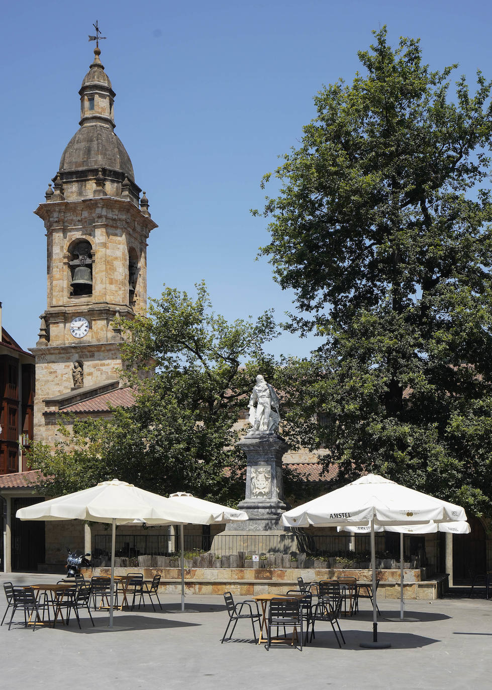 Urretxu. A orillas del río Urola y bajo el abrigo del monte Irimo, vio nacer al bardo José María Iparraguirre, cuya estatua preside la plaza principal de la localidad 