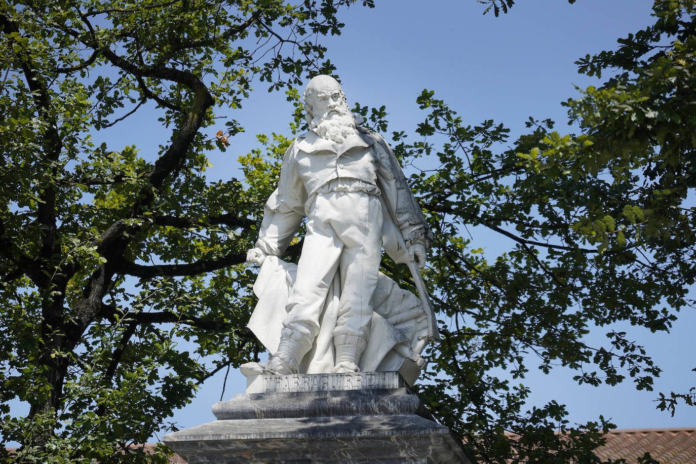 Urretxu. A orillas del río Urola y bajo el abrigo del monte Irimo, vio nacer al bardo José María Iparraguirre, cuya estatua preside la plaza principal de la localidad 