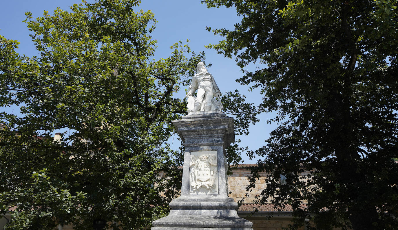 Urretxu. A orillas del río Urola y bajo el abrigo del monte Irimo, vio nacer al bardo José María Iparraguirre, cuya estatua preside la plaza principal de la localidad 