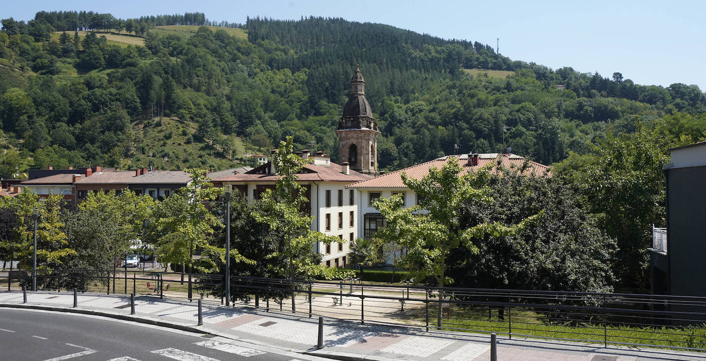 Urretxu. A orillas del río Urola y bajo el abrigo del monte Irimo, vio nacer al bardo José María Iparraguirre, cuya estatua preside la plaza principal de la localidad 