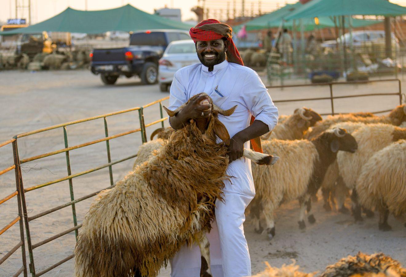 La festividad conocida como Eid al-Adha o Fiesta del Cordero es una de las celebraciones más importantes en el mundo musulmán. No hay una fecha exacta de celebración, pues su realización coincide con el fin del peregrinaje a La Meca (El Hajj). Es una tradición en la cual se aprovecha para orar junto con la familia y posteriormente se sacrifica un cordero. Esto por hacer una referencia a los hechos de las sagradas escrituras del Corán. En el cual se menciona que Dios, ordenó a Abraham a sacrificar a su primogénito como prueba de su fidelidad y, previo a esto, Dios le ofreció un cordero para sacrificarlo. Es una costumbre con bastante arraigo en el mundo árabe. Países como Afganistán, Siria, Kuwait, Líbano, Palestina o Nigeria lo celebran. 