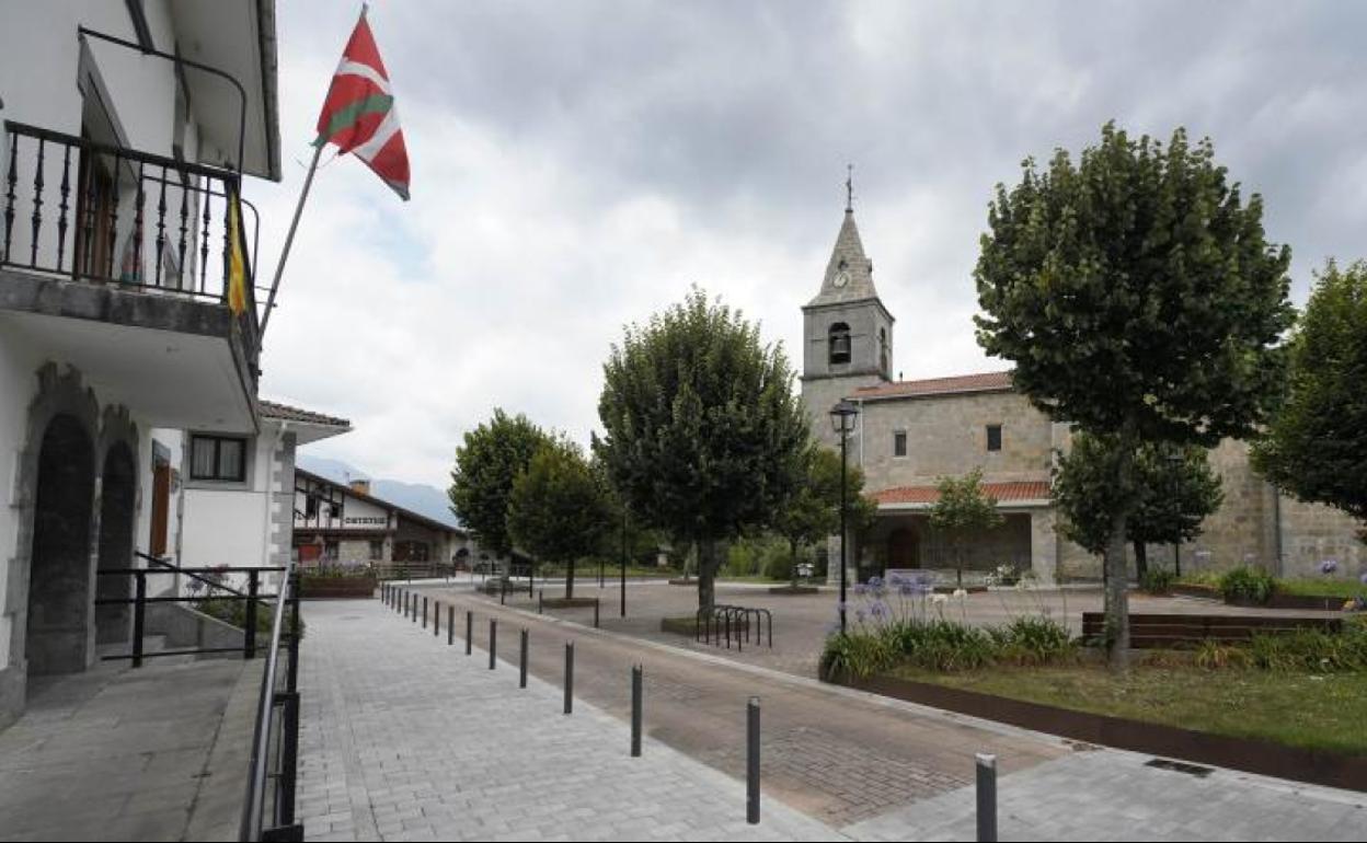 Estampa de la iglesia y plaza de Leaburu desde el balcón del ayuntamiento.