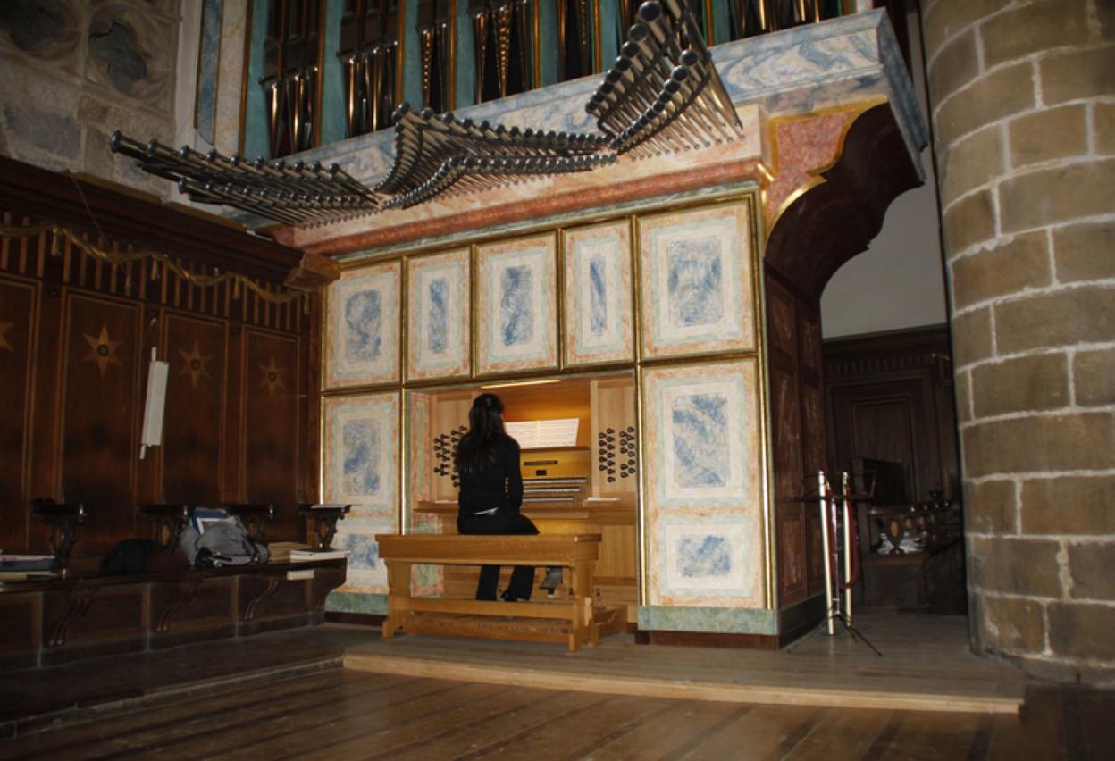 Loreto Aramendik joko du Debako organoa. 