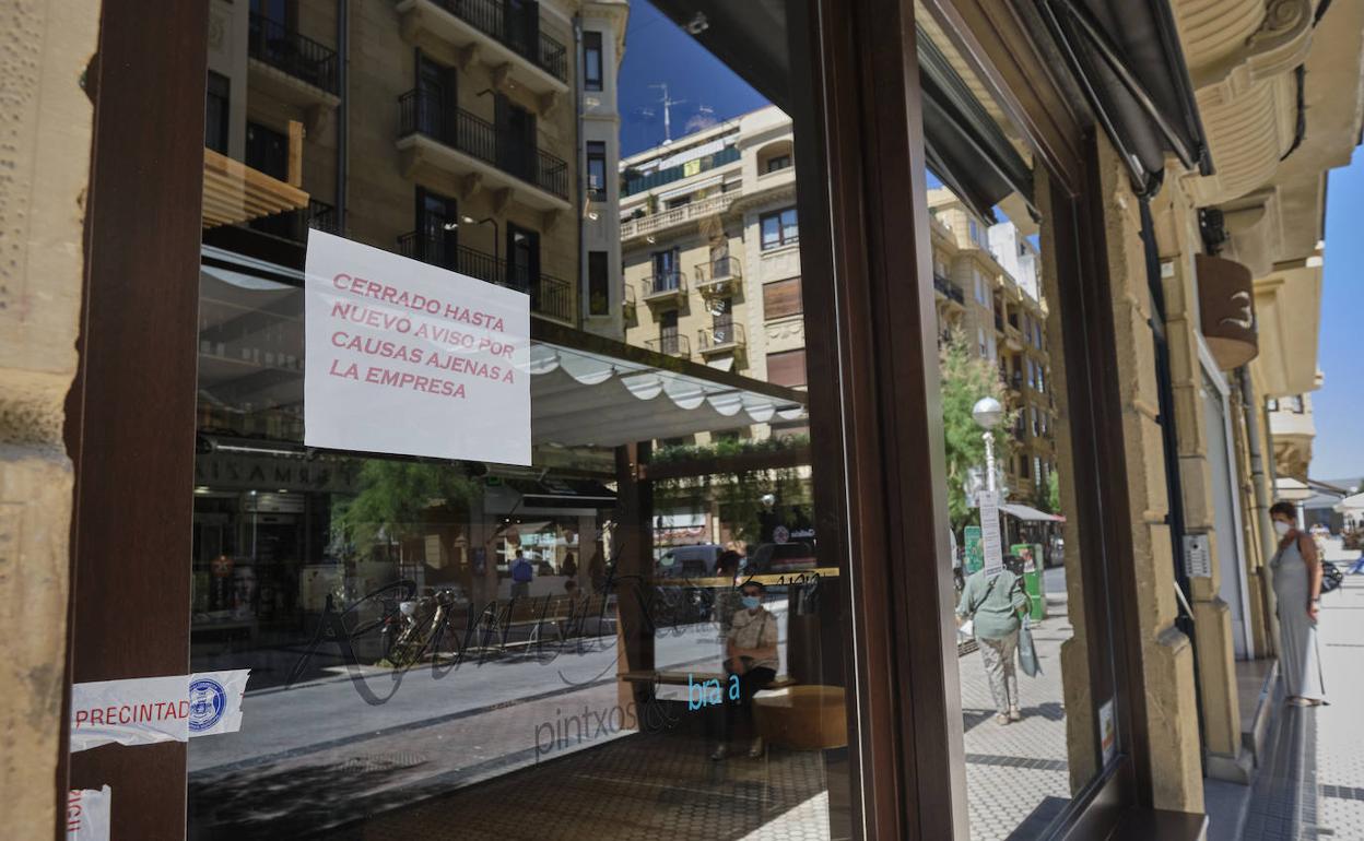 Cartel en la puerta del restaurante establecimiento clausurado. 