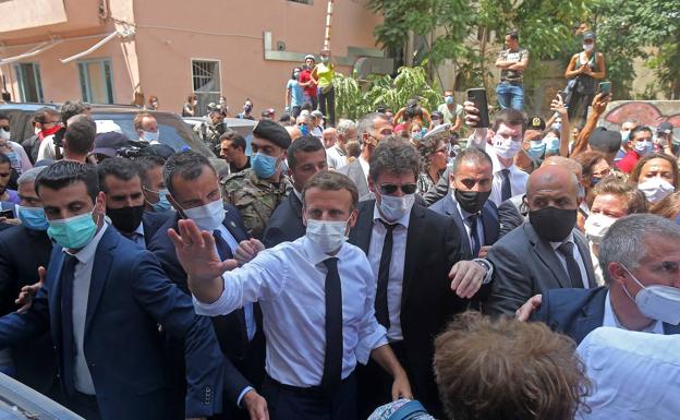 Emmanel Macron, durante su recorrido por las calles de Beirut.