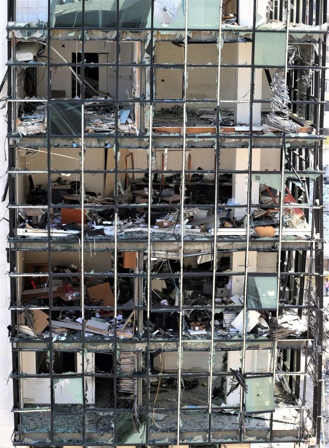 Una vista general del puerto destruido después de una explosión masiva en el centro de Beirut, Líbano. Al menos 100 personas murieron y más, 4.000 resultaron heridas y cientos desaparecieron, después de una explosión, causada por más de 2.500 toneladas de nitrato de amonio almacenado en el puerto de la capital de Líbano. 