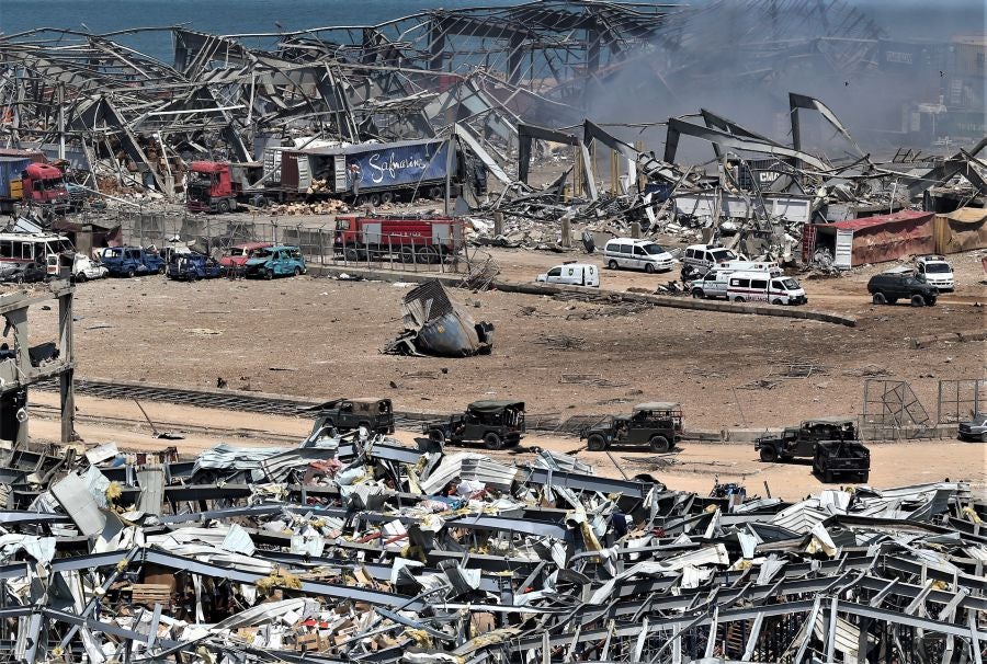 Una vista general del puerto destruido después de una explosión masiva en el centro de Beirut, Líbano. Al menos 100 personas murieron y más, 4.000 resultaron heridas y cientos desaparecieron, después de una explosión, causada por más de 2.500 toneladas de nitrato de amonio almacenado en el puerto de la capital de Líbano. 