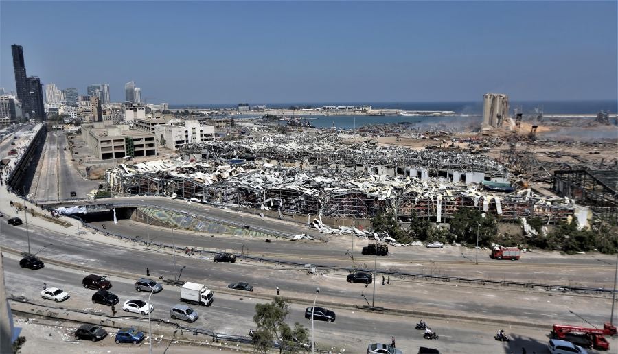 Una vista general del puerto destruido después de una explosión masiva en el centro de Beirut, Líbano. Al menos 100 personas murieron y más, 4.000 resultaron heridas y cientos desaparecieron, después de una explosión, causada por más de 2.500 toneladas de nitrato de amonio almacenado en el puerto de la capital de Líbano. 