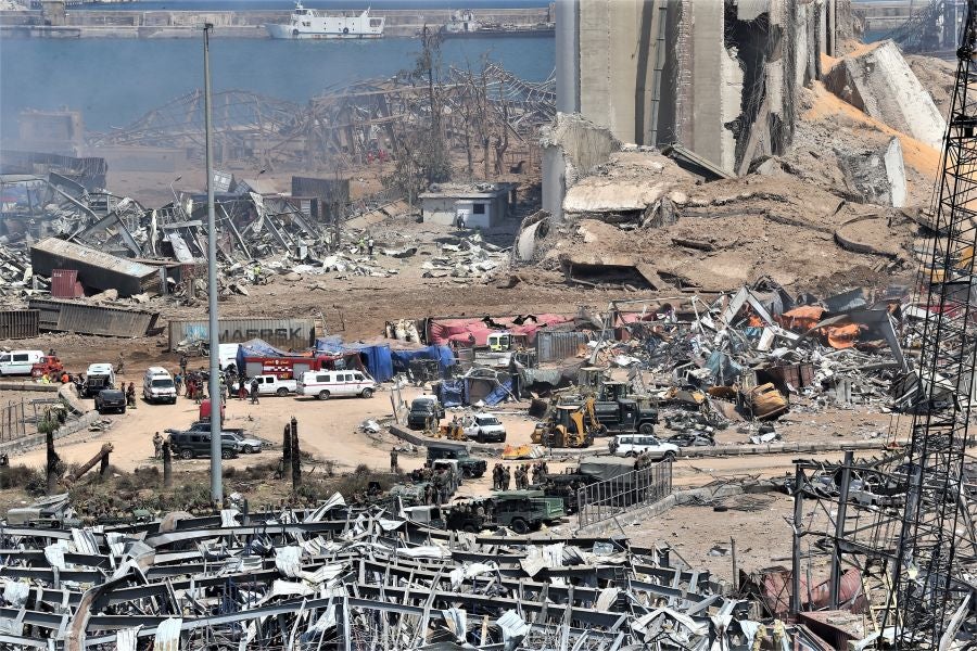 Una vista general del puerto destruido después de una explosión masiva en el centro de Beirut, Líbano. Al menos 100 personas murieron y más, 4.000 resultaron heridas y cientos desaparecieron, después de una explosión, causada por más de 2.500 toneladas de nitrato de amonio almacenado en el puerto de la capital de Líbano. 