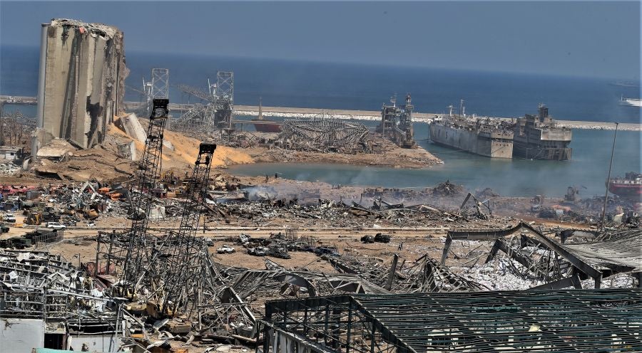 Una vista general del puerto destruido después de una explosión masiva en el centro de Beirut, Líbano. Al menos 100 personas murieron y más, 4.000 resultaron heridas y cientos desaparecieron, después de una explosión, causada por más de 2.500 toneladas de nitrato de amonio almacenado en el puerto de la capital de Líbano. 