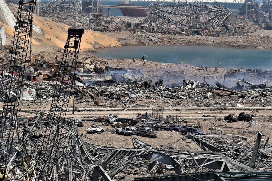 Una vista general del puerto destruido después de una explosión masiva en el centro de Beirut, Líbano. Al menos 100 personas murieron y más, 4.000 resultaron heridas y cientos desaparecieron, después de una explosión, causada por más de 2.500 toneladas de nitrato de amonio almacenado en el puerto de la capital de Líbano. 