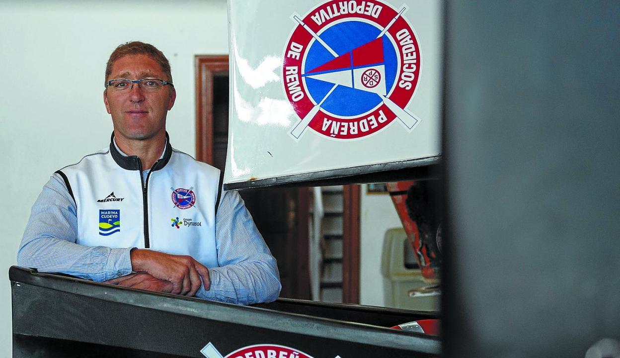 El remero y entrenador de Pedreña, Joseba Fernández, en las instalaciones del club cántabro. 
