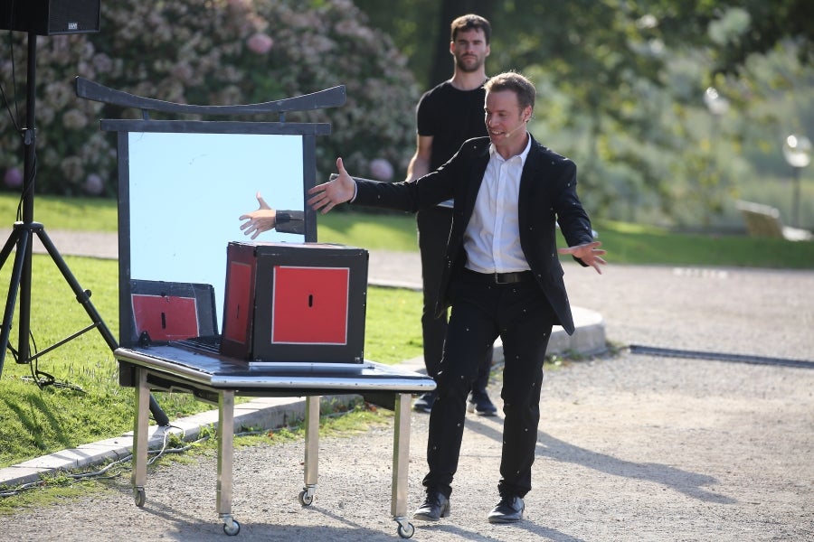 Donostia estrena con un acto en el Palacio de Miramar su programa alternativo a la Semana Grande , marcado por la división de los partidos debido a la pandemia. 