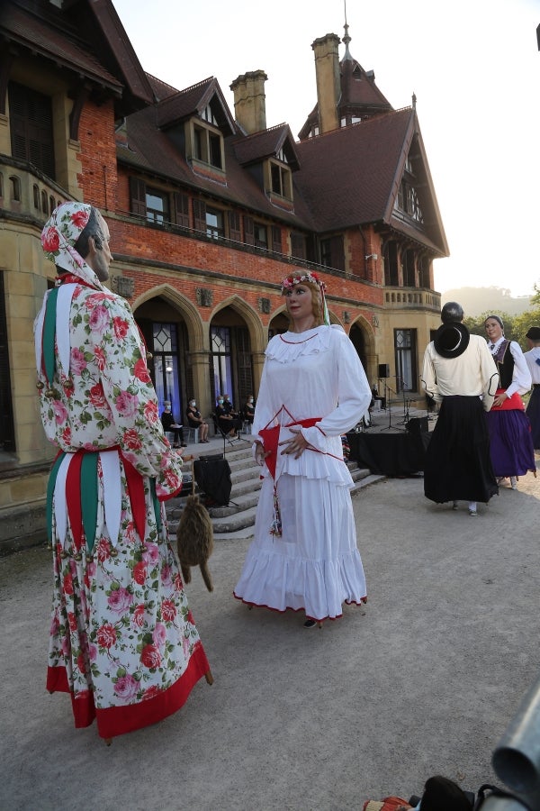Donostia estrena con un acto en el Palacio de Miramar su programa alternativo a la Semana Grande , marcado por la división de los partidos debido a la pandemia. 