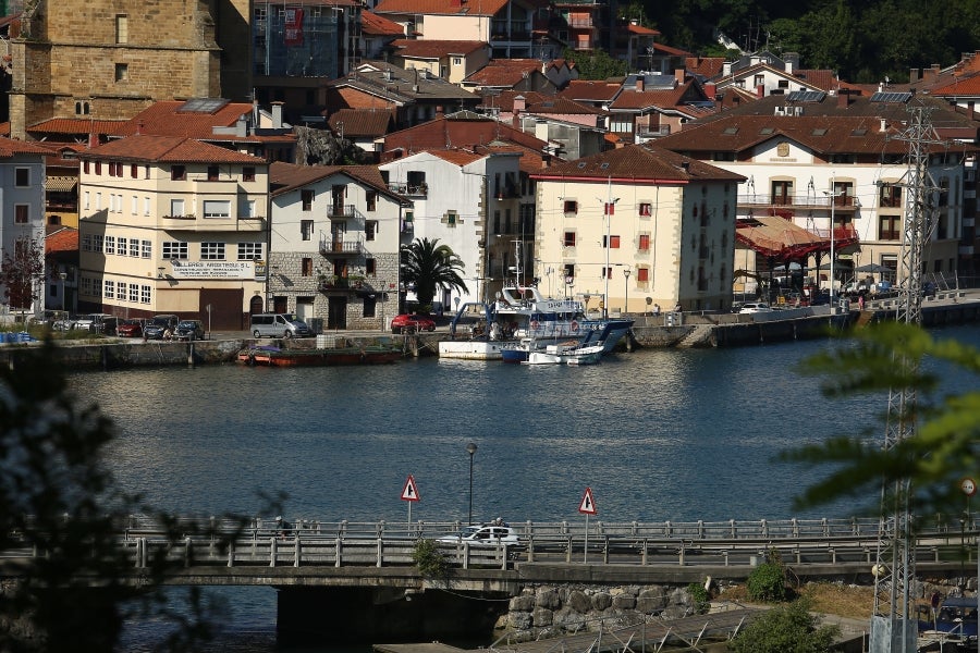 Esta pequeña villa marinera, estrechamente ligada al Camino de Santiago, atesora numerosos atractivos naturales, artísticos y gastronómicos. Citamos tres: playa, casco histórico y besugo. 