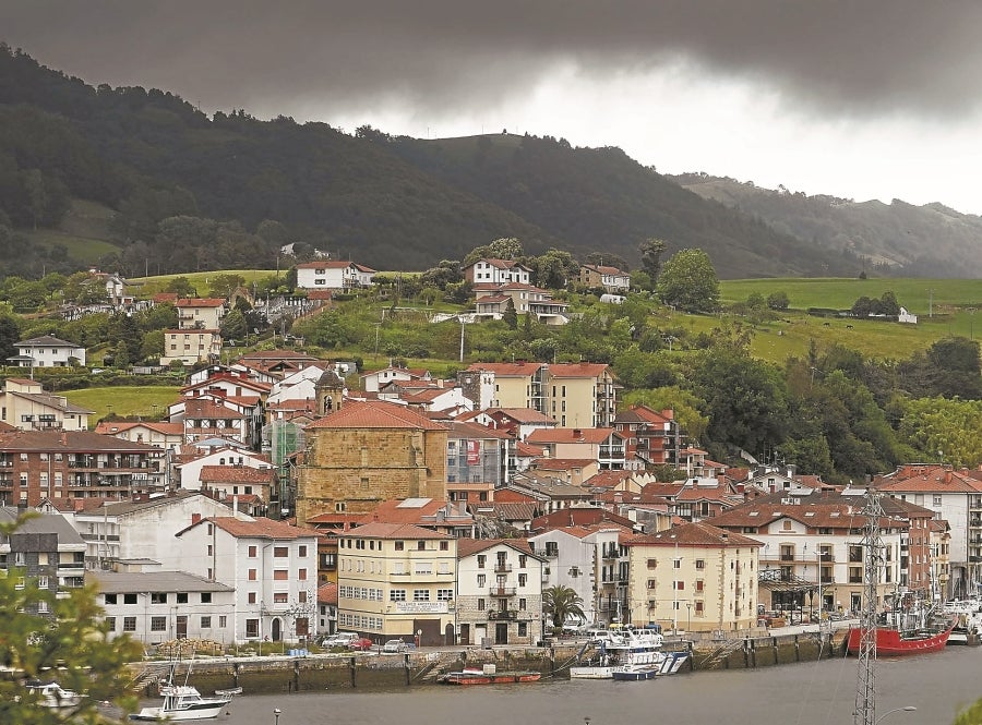 Esta pequeña villa marinera, estrechamente ligada al Camino de Santiago, atesora numerosos atractivos naturales, artísticos y gastronómicos. Citamos tres: playa, casco histórico y besugo. 