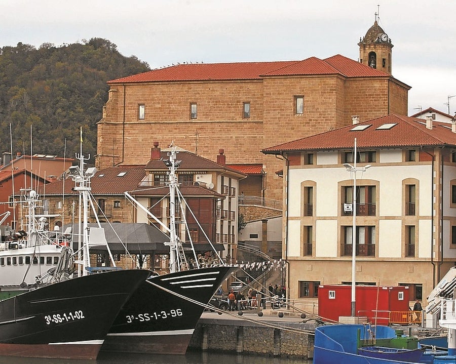 Esta pequeña villa marinera, estrechamente ligada al Camino de Santiago, atesora numerosos atractivos naturales, artísticos y gastronómicos. Citamos tres: playa, casco histórico y besugo. 