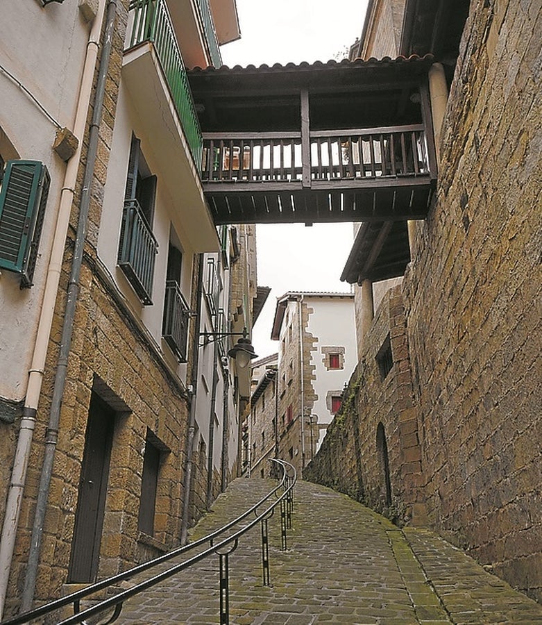 Esta pequeña villa marinera, estrechamente ligada al Camino de Santiago, atesora numerosos atractivos naturales, artísticos y gastronómicos. Citamos tres: playa, casco histórico y besugo. 