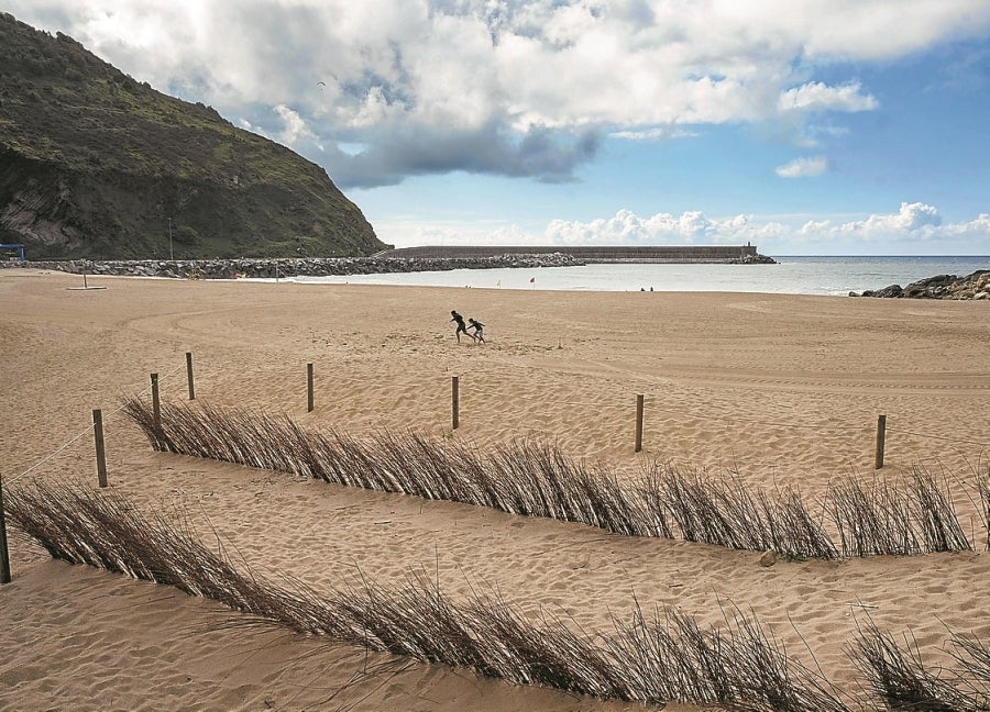 Esta pequeña villa marinera, estrechamente ligada al Camino de Santiago, atesora numerosos atractivos naturales, artísticos y gastronómicos. Citamos tres: playa, casco histórico y besugo. 